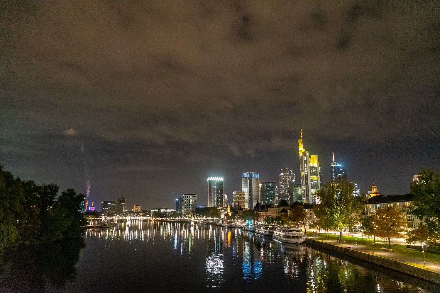 A night landscape shot of the river Frankfurt