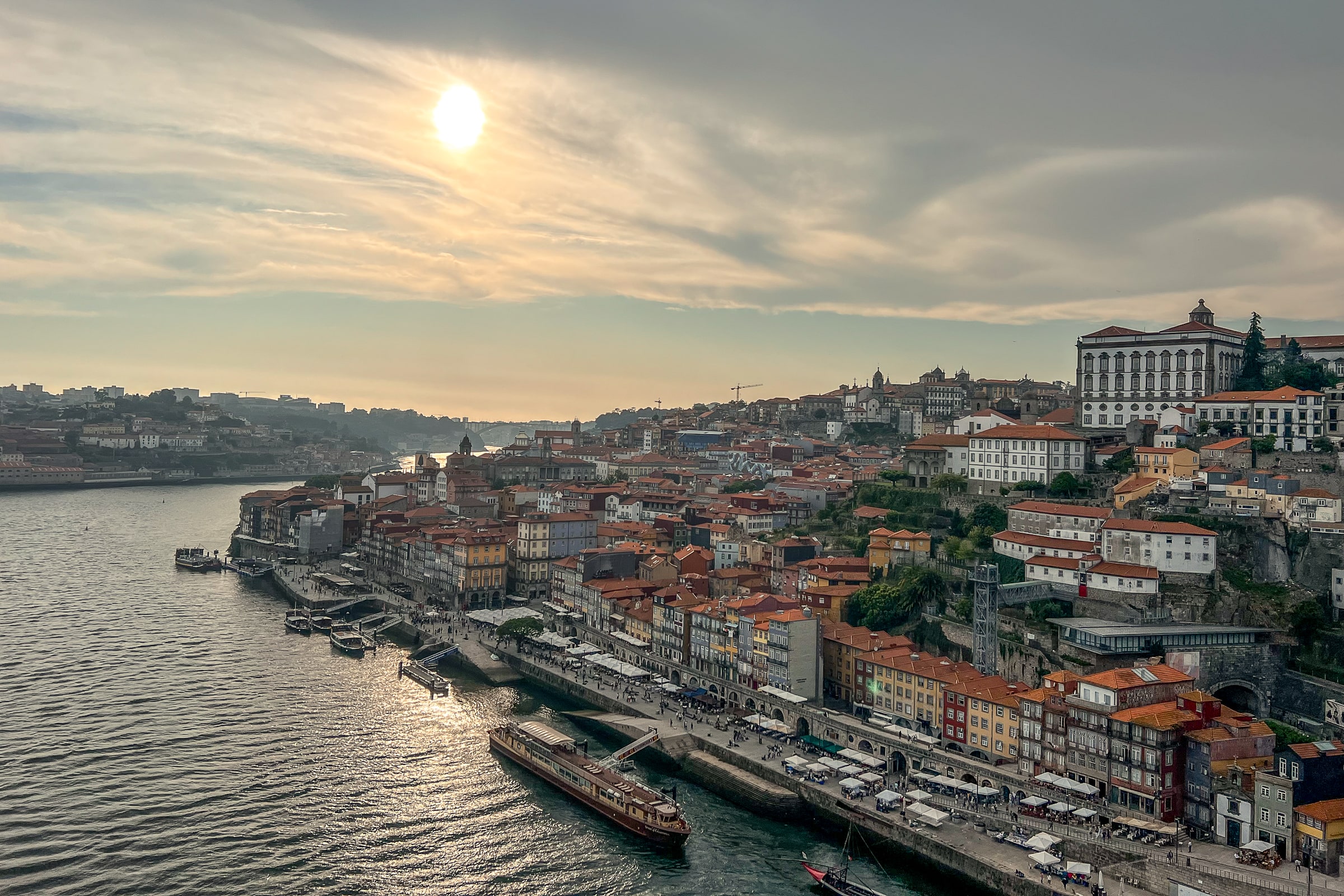 A sunset view of the riviera next to the Duoro River