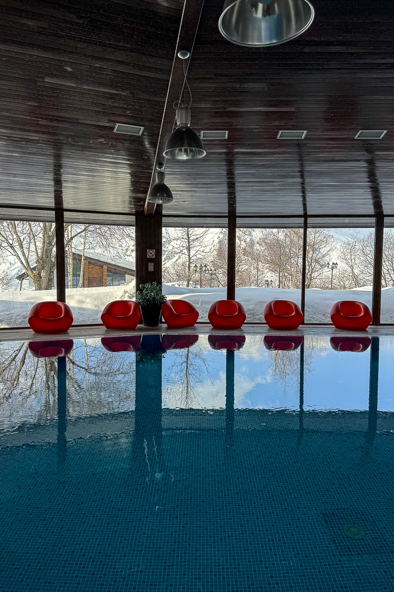 A serene, spa pool with red seats around the edge