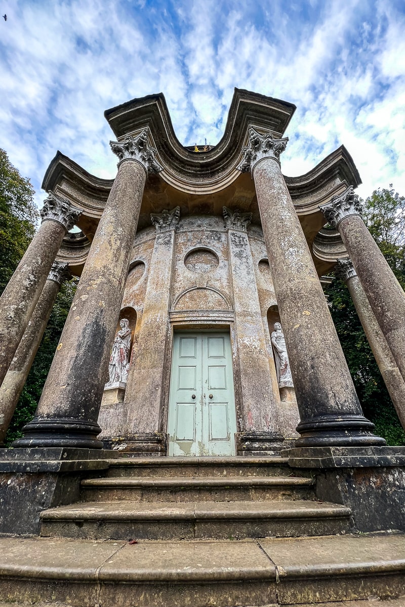 A neoclassical building with columns and statues