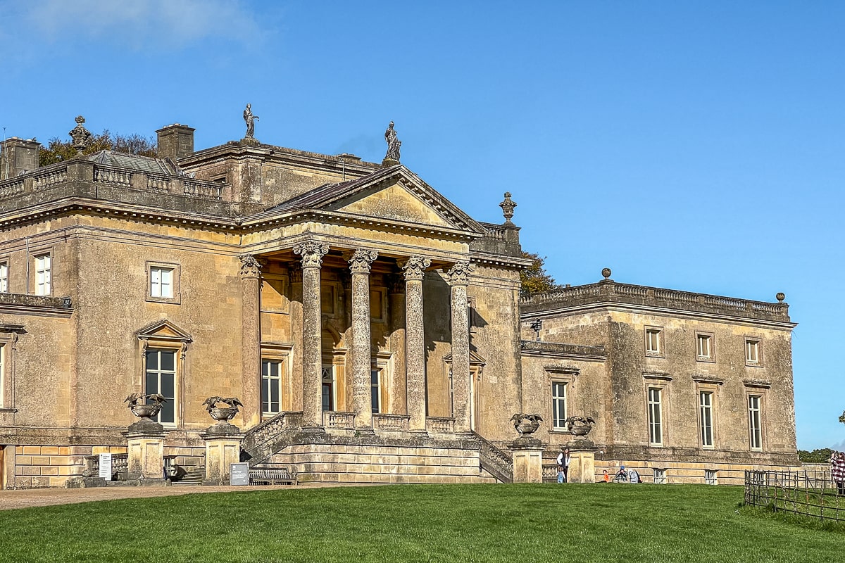 The front of Stourhead house - a palladian column entranceway with wings